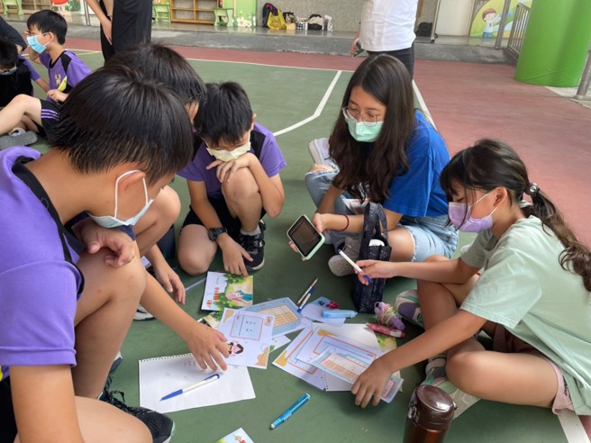 健管系利用「游戏卫教」，将枯躁的健康知识转化为多元的互动模式，让大人小孩都能够透过简易的游戏，获取更多的健康知能。(照片/义守大学提供)