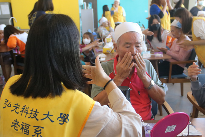 老福系的大学生与高中生分组进行，示范如何使用保养品以及头巾，过程中阿公阿嬷不停照着镜子看自己，阿公也不排斥在脸上涂抹保养品，开心地说：「真促咪，我的脸好像变得更嫩了。」(照片/弘光科大提供)