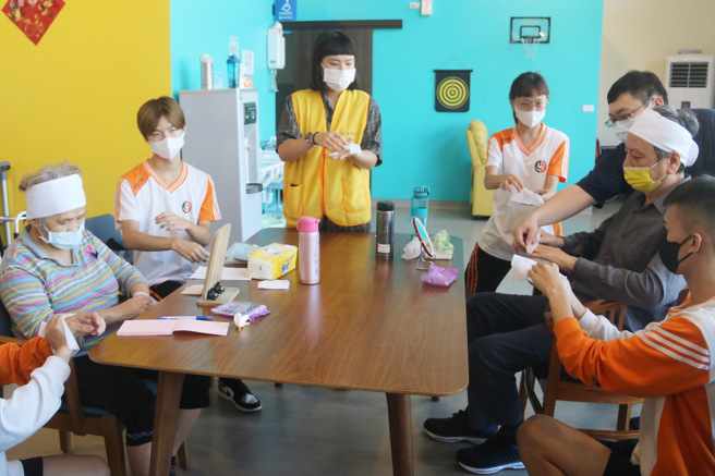 弘光科技大学老人福利与长期照顾事业系带着青年高中美容科学生，前往沙鹿区家恩日照中心进行化妆疗法服务，由大学生带着高中生一起操作，帮长辈脸部美容、按摩、美甲，透过专业辅助手法，藉机让长辈復健、活动筋骨。(照片/弘光科大提供)

