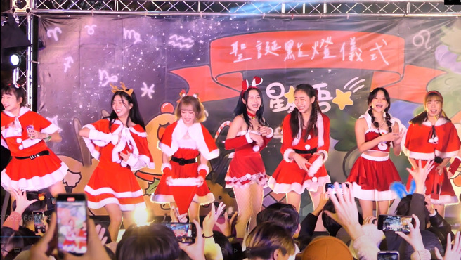 醒吾科大Young Young女團以聖誕舞曲開場，現場同學們全面失控，尖叫歡呼聲不絕於耳。(照片/醒吾科技大學提供)