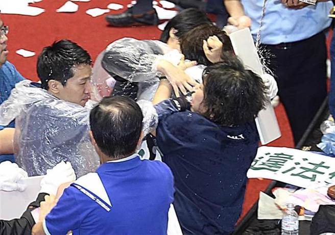 近期塞内加尔议会上演全武行；图为台湾蓝绿两党在立法院发生衝突成为日常。（图/本报资料照，姚志平摄）