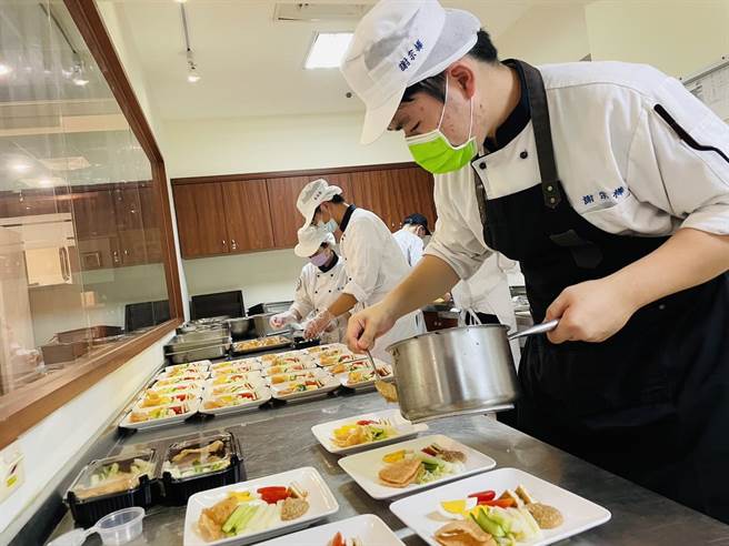 义守大学「观光餐旅学院」藉由实务课程学习，训练学子开店当老板，同时为未来就业做准备。(义守大学提供／林雅惠高雄传真)