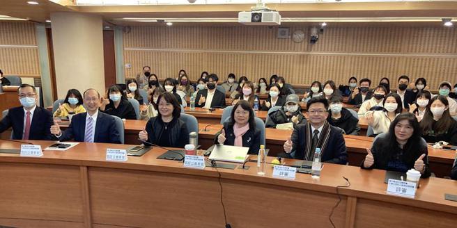 （由左至右：铭传大学副教授林盟翔、信托公会秘书游基政、信托公会副秘书长陈靖宜、信托公会秘书长吕蕙容、国家影视听中心执行长李智仁、铭传大学助理教授罗文绮。图／信托公会提供）