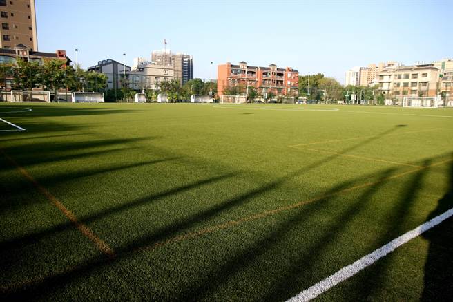 斥资逾3.5亿元的高雄市立楠梓足球场，今年11月正式落成启用。（高市府运发局提供／洪浩轩高雄传真）