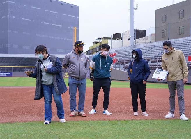 新竹市政府近日邀請中華職棒工會各隊各守位會員代表，實地勘查新竹棒球場，並確認改善成果。（新竹市政府提供／陳育賢新竹傳真）