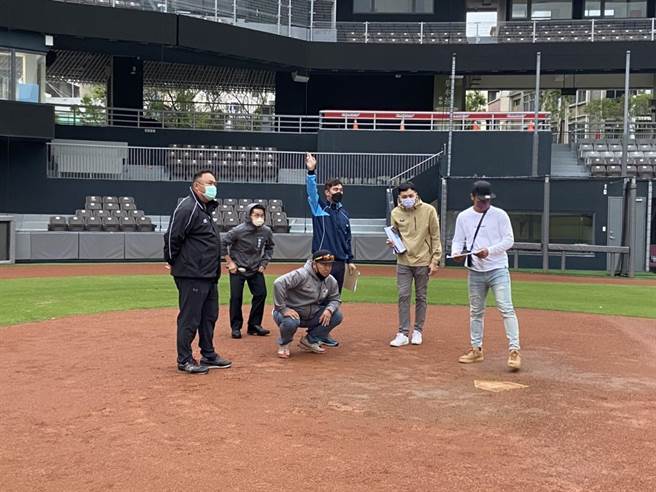 新竹市政府近日邀請中華職棒工會各隊各守位會員代表，實地勘查新竹棒球場，並確認改善成果。（新竹市政府提供／陳育賢新竹傳真）