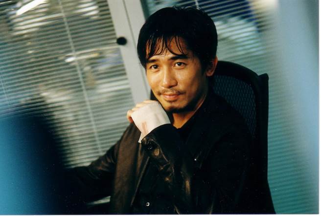 梁朝偉則演活了臥底警察陳永仁。（華映提供）