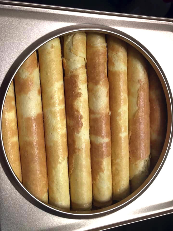 一名網友分享他收到鐵盒蛋捲的伴手禮，結果研究40分鐘還是不知道怎麼樣才能吃。（翻攝自爆廢公社二館臉書）