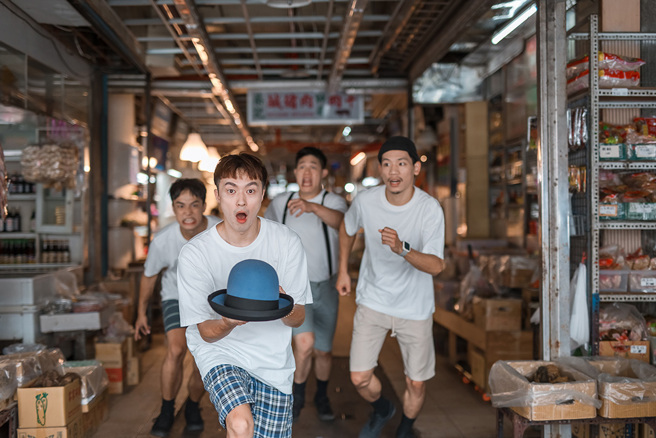 《马戏公园——天臺上的秘密基地》为2022臺东艺穗节作品，由马戏之门于台东中央市场「现地创作」。（kstudio杨康 摄/ 马戏之门  提供）