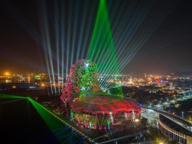 高雄市观光局7日表示，高雄年底耶诞节及跨年活动多，在活动加持下，亚湾区周围的旅馆订房率都已突破8成，部分业者更推优惠抢商机，订房率甚至衝破9成，几乎一房难求。（图/ 中央社）