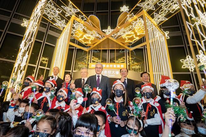 台新金点亮绿色圣诞祝福，50公尺梦幻缎带灯饰冬夜闪耀。（台新提供）