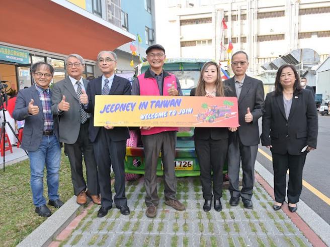 （美家人力董事长许家畯（中）表示，为让移工住得安心，美家在潭子加工区盖了移工宿舍「宜居·美家」！图／曾丽芳）