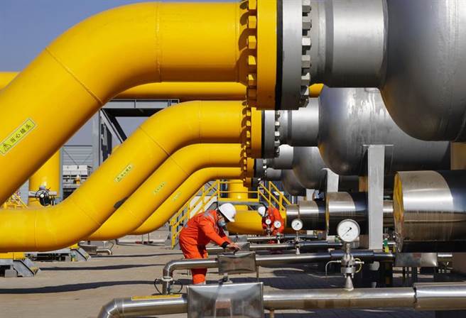 图为位于大陆河北的唐山联络压气站，是中俄东线中段天然气管道的联络压气站场，工人对天然气管网设备进行巡检。（新华社资料照片）