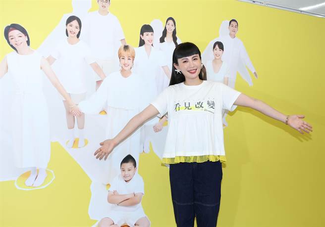 魏如萱7日出席公益活动，大方畅谈恢单近况。（陈俊吉摄）