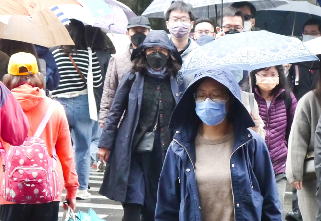 气象局表示下周三温度恐探14度，将是入冬以来最低温。（图／记者陈俊吉摄影）