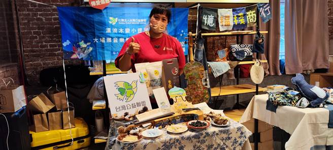 嘉义县大埔乡和平社区位于曾文水库边，每逢颱风季时总是会有许多漂流木，社区的长辈过去大多制成蚊香，但在台湾公益联盟的老师带领之下，阿公阿嬷们利用农瑕之余把漂流木结合学校课程，制成一把把美丽的小提琴。（林良齐摄）