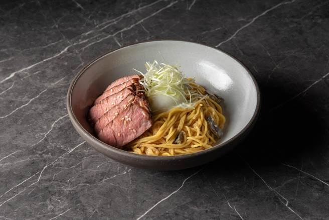 炭烤伊比利猪味噌奶油拌麵。（玛黑餐酒提供）