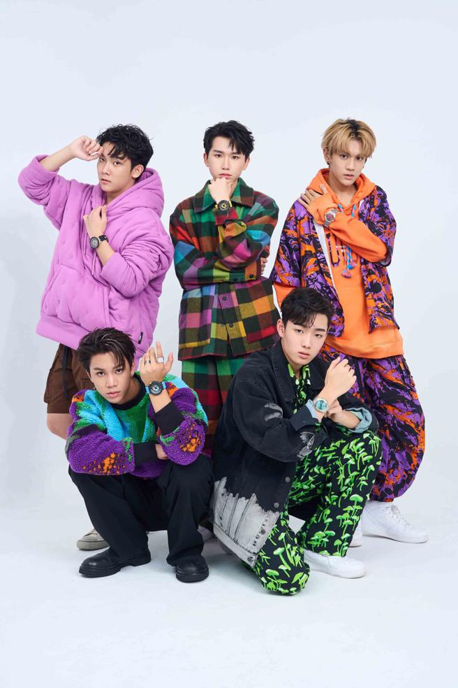 从人气选秀节目《原子少年》出道的AcQUA源少年，由须弘道、林毓家、黄莑茗、卢佾旸、李秉谕等人组成（摄影/JOJ PHOTO、表/SWATCH、服装/MSGM、部分鞋子/AllSaints）