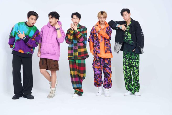 AcQUA源少年透露耶诞节考虑办个特别活动，将成员缴纳的罚金购买礼物藏于公司，其中礼品名单首选为SWATCH，李秉谕（左起）SWATCH BIG BOLD BIOCERAMIC自由蓝，4100元、林毓家 BIG BOLD BIOCERAMIC大地色，4100元、黄莑茗 BIG BOLD BIOCERAMIC-竞速黄，4100元、卢佾旸 NEW IRONY CHRONO勃根地红，6150元、须弘道 NEW IRONY CHRONO松石绿，6150元。（摄影/JOJ PHOTO、表/SWATCH、服装/MSGM、部分鞋子/AllSaints）