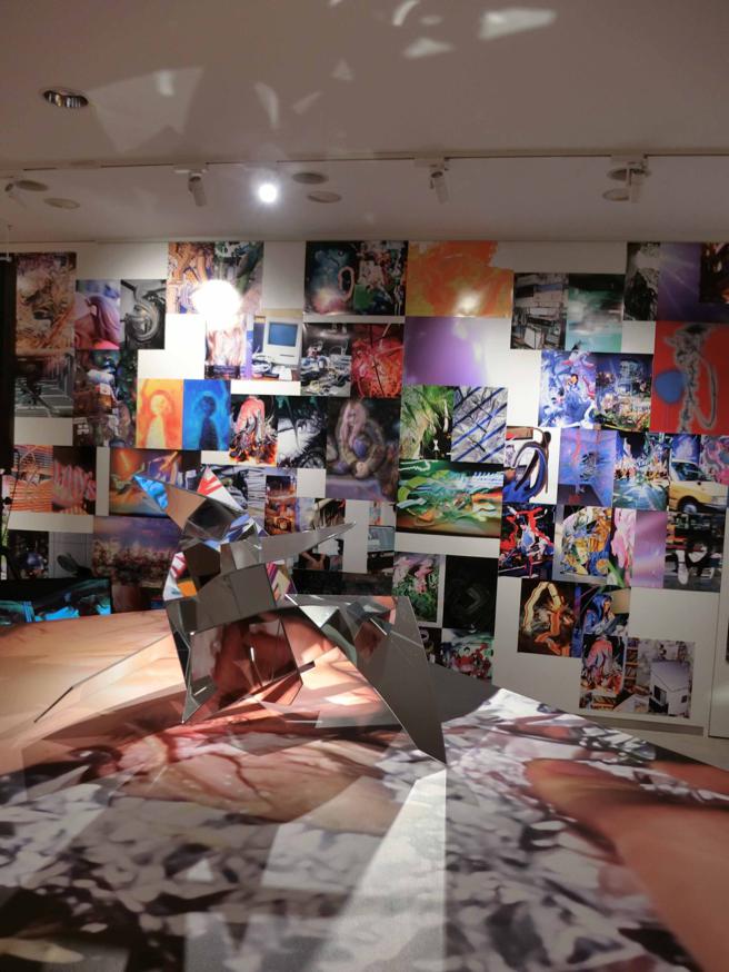 agnès b.青山店三樓藝廊近期展示日本藝術家小林健太作品。（林欣儀攝）