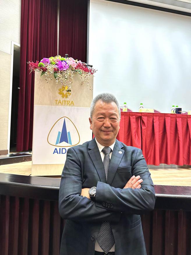 （汉翔董事长胡开宏7日亲自主持法说会，并回答法人的提问。图／刘朱松）