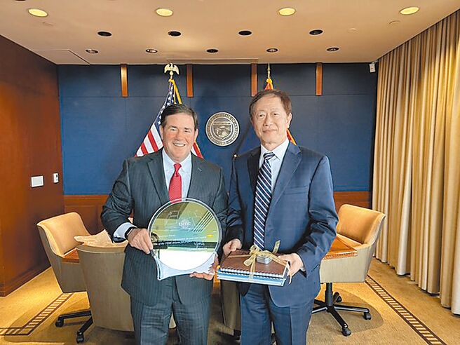 亚利桑那州长杜席（Doug Ducey）5日会晤来访的台积电董事长刘德音，并收下刘德音赠送的「TSMC晶圆纪念品」。图／州长推特