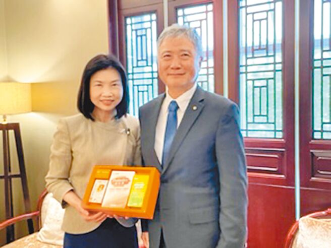 杏一董事长陈丽如（左）、总经理蔡德忠（右）。图／杜蕙蓉