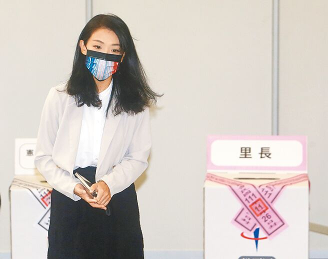 新竹市長當選人高虹安遭檢舉任立委時，以人頭助理詐領立委助理費、「公積金」涉貪，調查局北機站日前以嫌疑人身分約談高女辦公室前行政主任黃惠玟，前副主任陳昱愷調查「公積金」流向。圖為高虹安到新竹市第62號投票所投票。（本報資料照片）