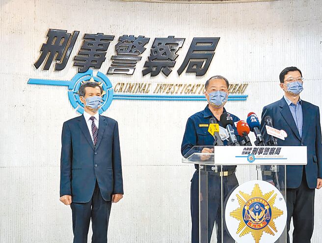 台南市學甲槍擊案未破，學甲分局長被調職，警政署長黃明昭（中）6日表示，這是學甲分局長不適任問題，他並重申掃黑維護治安的決心。（胡欣男攝）