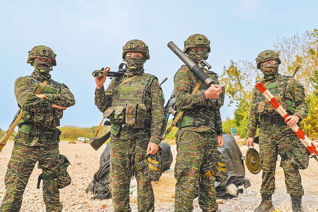 国防部明年度将扩大办理新式教召以强化后备战力，规画由1.5万人提升至2.2万人，各式训练量能将增加，待遇也会提高。（军闻社）