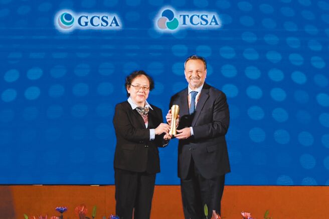 开发金控获颁TCSA台湾企业永续奖4项大奖，左为金管会副主委萧翠玲，右为开发金控行销长贺龙。（开发金控提供）
