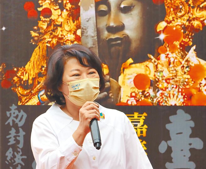 随着嘉义市长选举投票日逼近，寻求连任的黄敏惠（见图）、民进党市长候选人李俊俋积极出席活动，希望获得各界支持。图为两人昨天都出席《嘉义城隍庙志》发表会。（吕妍庭摄）