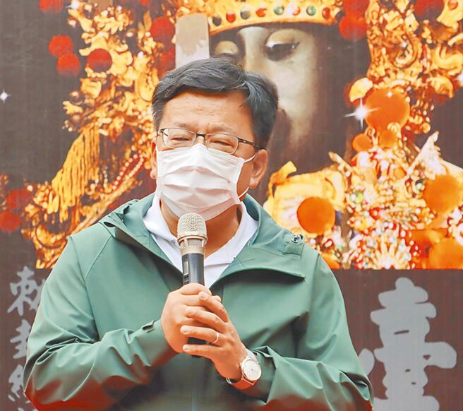 随着嘉义市长选举投票日逼近，寻求连任的黄敏惠、民进党市长候选人李俊俋（见图）积极出席活动，希望获得各界支持。图为两人昨天都出席《嘉义城隍庙志》发表会。（吕妍庭摄）