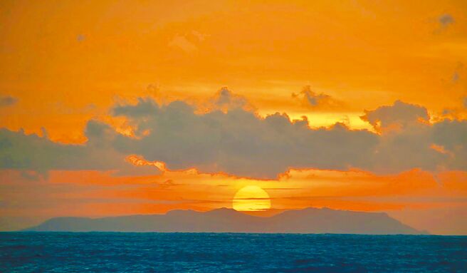 台北市立天文馆公布2023年元旦最早曙光及日出时间，全台最早日出地点在花莲县柏南山。图为台东海滨公园日出。（摘自天文馆网站／蔡佩珈北市传真）