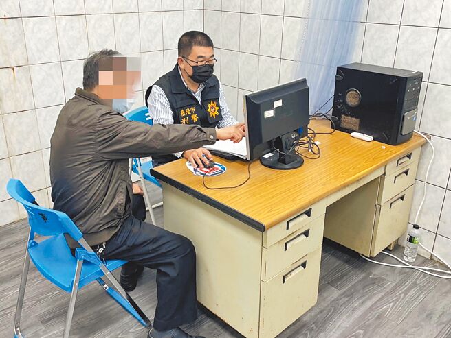 14年前基隆市碧砂渔港发现无名浮尸，经基隆市刑大侦二队长许耀彬（右）锲而不舍查出身分、找到家属，让逝者落叶归根。（基隆市警察局提供／张志康基隆传真）