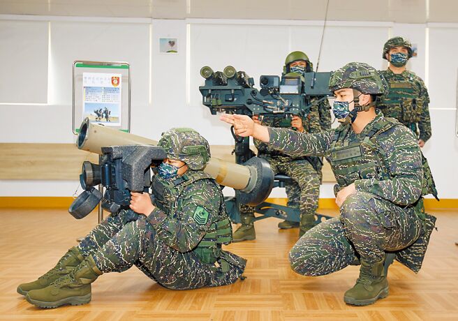 海軍陸戰隊66旅士兵示範操作FGM-148標槍飛15（FGM-148 Javelin），後為雙聯裝刺針防空飛彈。（本報資料照片）