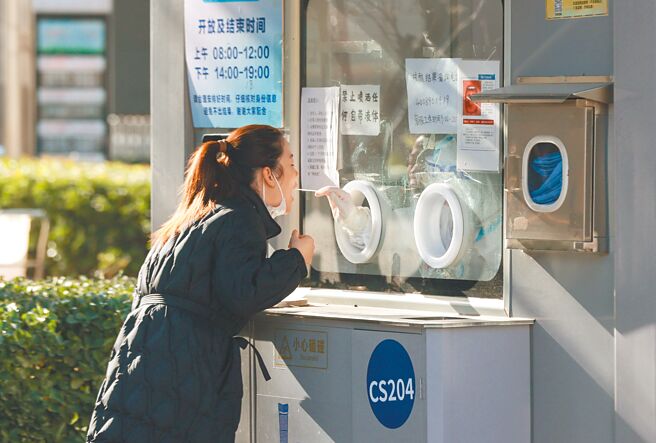 大陆防疫政策再开绿灯，民眾生活有望进一步恢復正常。图为北京市朝阳区一处核酸检测点，市民接受检测。（中新社）