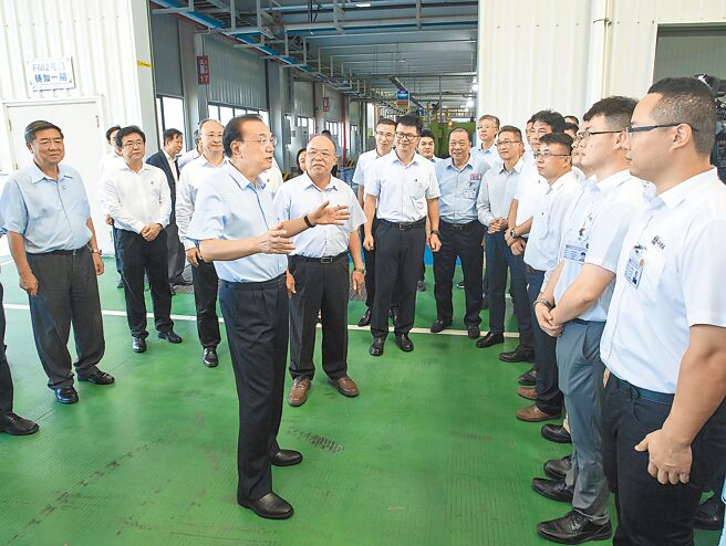 面对中共20大会后，两岸新局势，工总邀集两岸事务专家、学者座谈，虽预判中共对台政策不会有结构性改变，但也提醒未来全球供应链将形成「一个世界、两套系统」。图为李克强来到台资企业六和机械公司考察。（新华社）