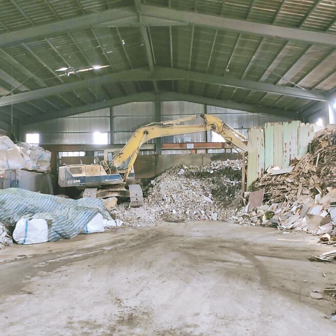 装潢废弃物成分复杂、处理困难，新北市简易分类场辅导计画将展延，确保垃圾费不会大涨。（新北市环保局提供／叶德正新北传真）