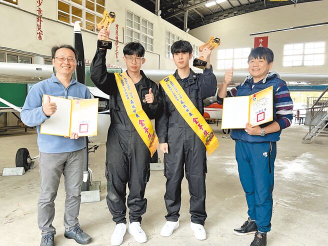 桃园大兴高中在技艺竞赛飞机修护类，蝉联金手奖4连霸，左起为飞修科主任陈添德、金手奖冠军简浩钧、亚军杨曜安及指导老师李宏达。（蔡明亘摄）