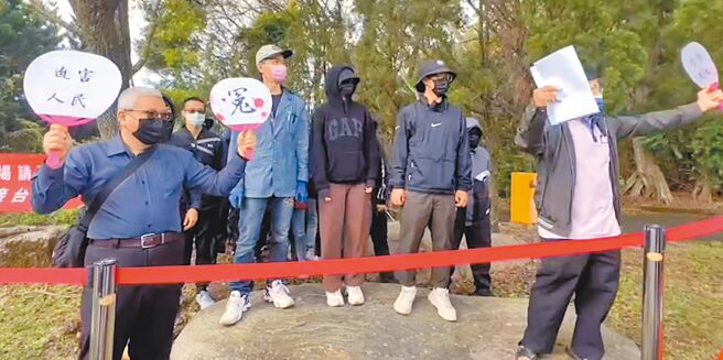 桃园市大溪区日新路土地争议多年，地主6日举布条抗议。（吕筱蝉摄）