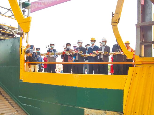 云林县虎尾糖厂结合制糖开工典礼，成立安卫家族。（张朝欣摄）