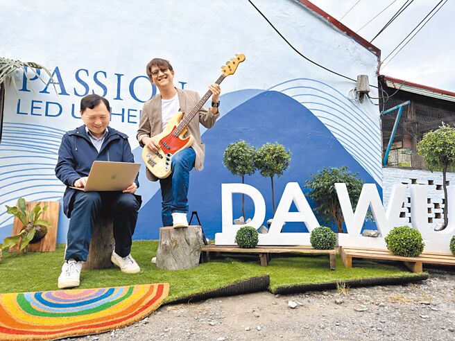 台东县副县长王志辉（左）与大武乡长黄建宾（右）邀请数位工作者来台东边玩边工作。（台东县政府提供／蔡旻妤台东传真）