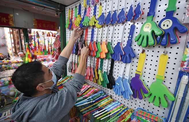 卡达世界杯正进行16强决赛，据义乌体育用品协会估算，本次卡达世界杯70％的周边产品几乎都来自浙江义乌，「义乌制造」再度打响名号。（中新社）