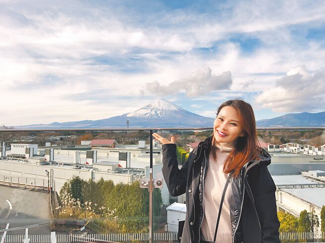 周蕙日前赴日本旅行，在富士山下泡汤，享受当地美景。（华研国际提供）