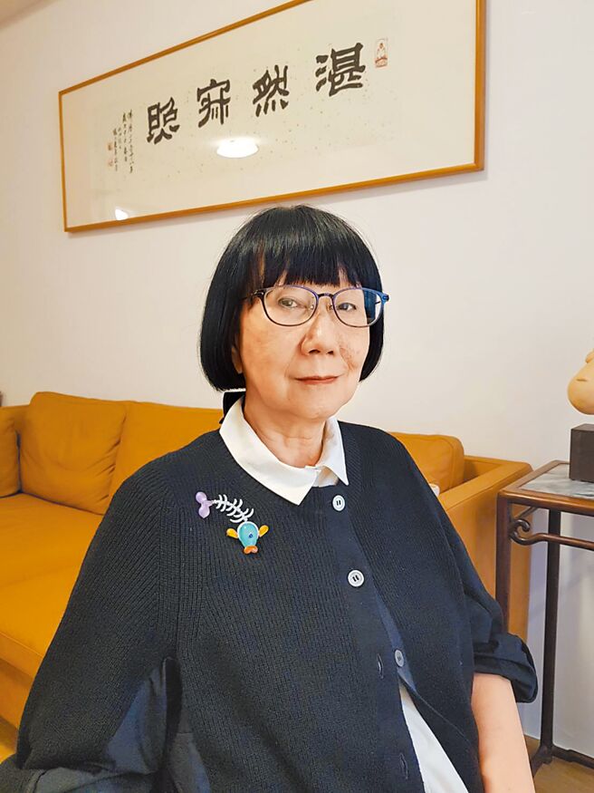 龚遵慈佩戴她的年度珠宝新作「鱼骨头」胸针。（陶福媛摄）