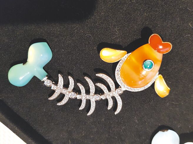 龚遵慈年度珠宝作品「鱼骨头」胸针。（陶福媛摄）