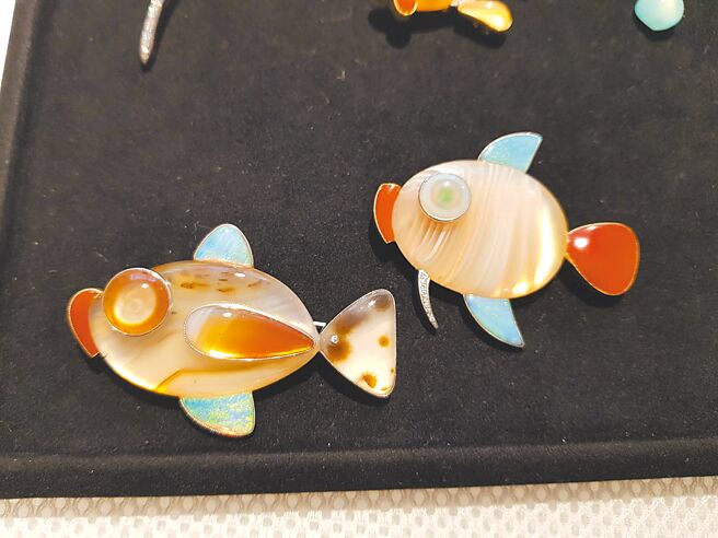龚遵慈年度珠宝作品「热带鱼」胸针。（陶福媛摄）