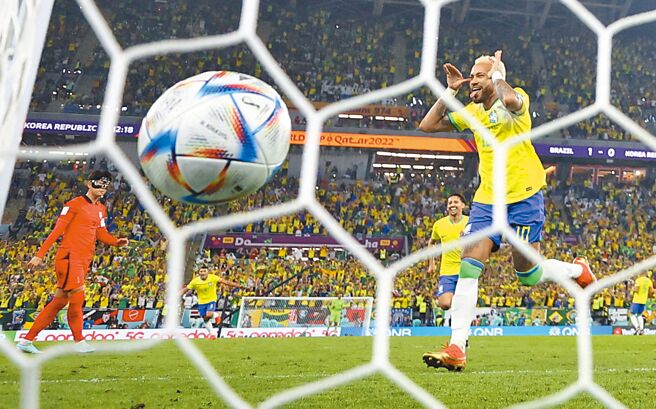 巴西内马（右）破门后做出俏皮鬼脸，韩国队长孙兴慜则一脸漠然。（路透）