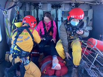 玉山東峰女登山客腳踝扭傷 空勤總隊動員救援送醫